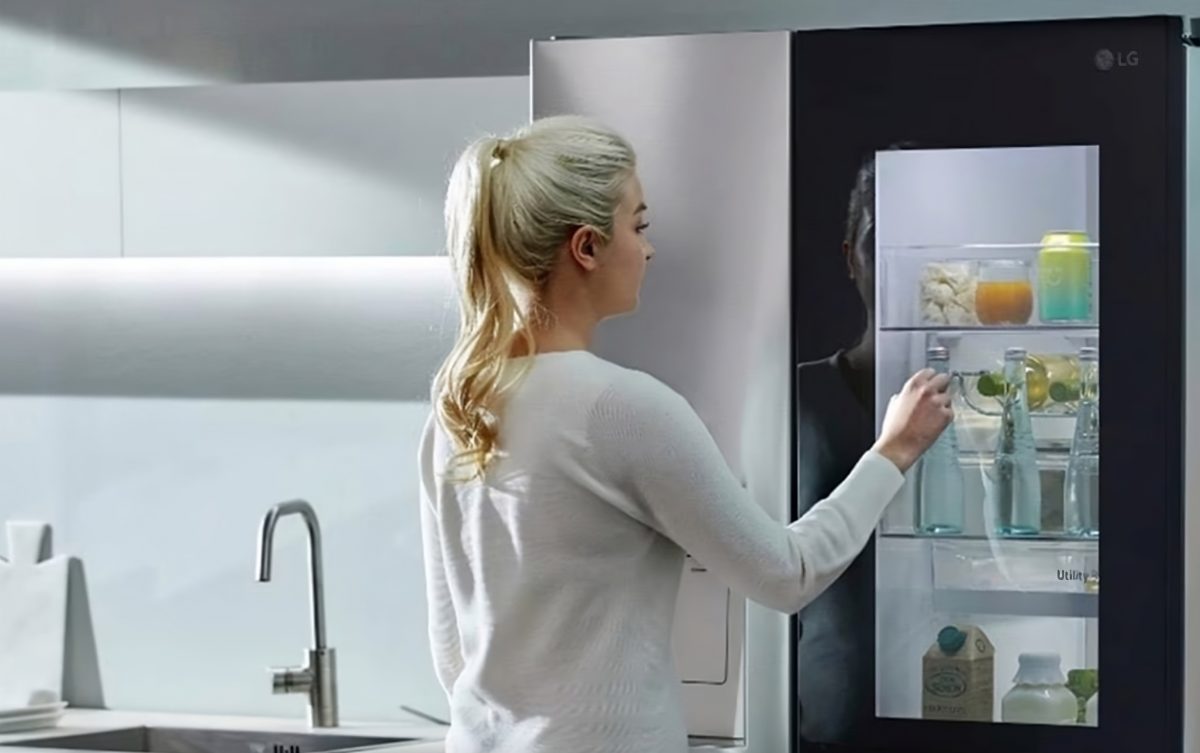 Frigorifero LG InstaView Door-in-Door con pannello in vetro lucido in una cucina moderna.