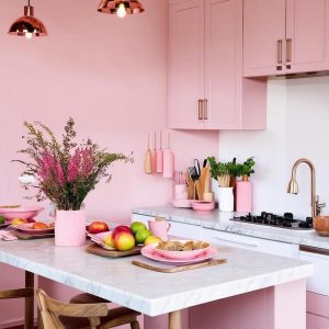 Scopri di più sull'articolo Cucina rosa: Trasforma il Cuore della Tua Casa